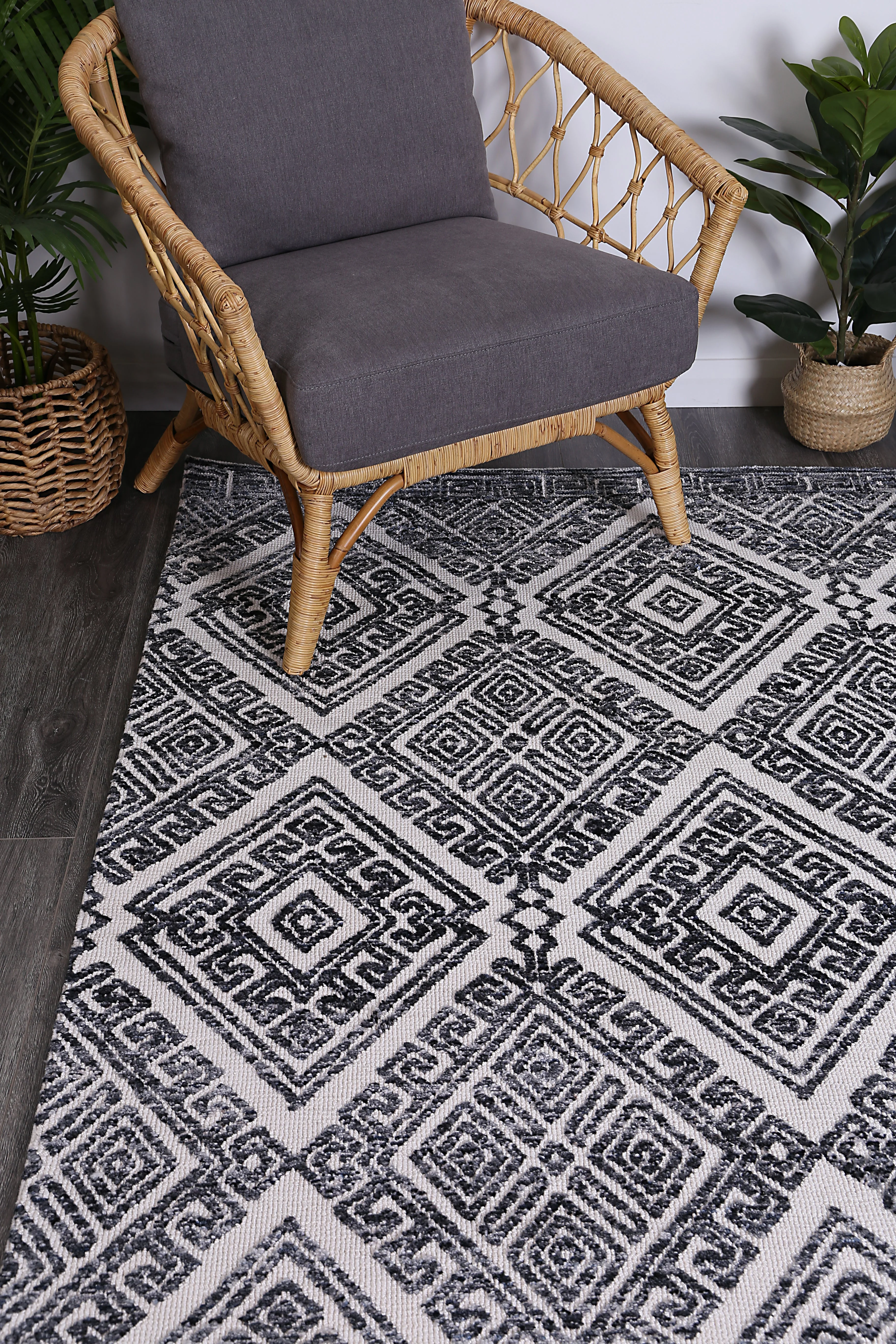 Amritsar Glenfalls Anthracite Tribal Rug - Image 2