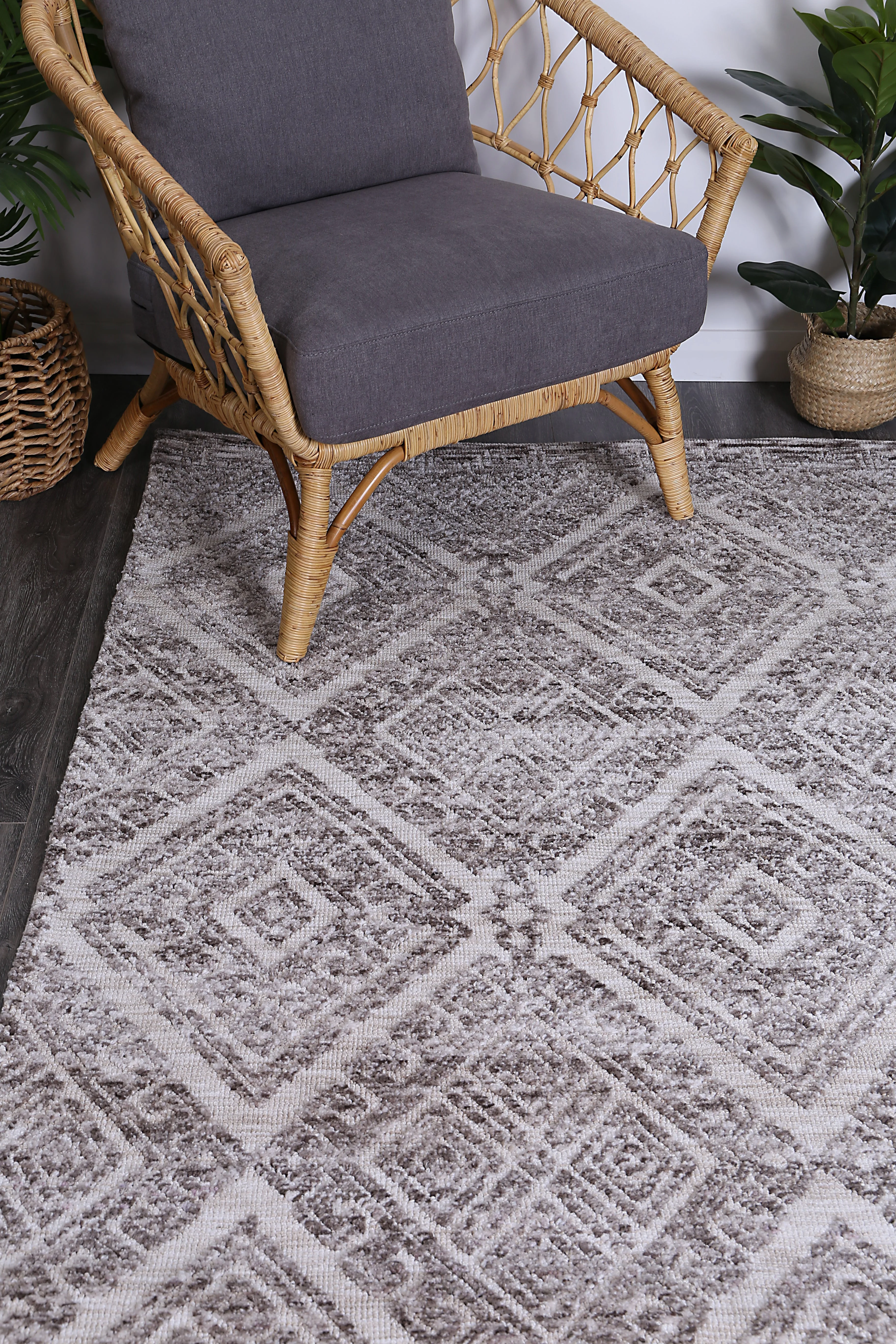 Amritsar Glenfalls Grey Tribal Rug - Image 2