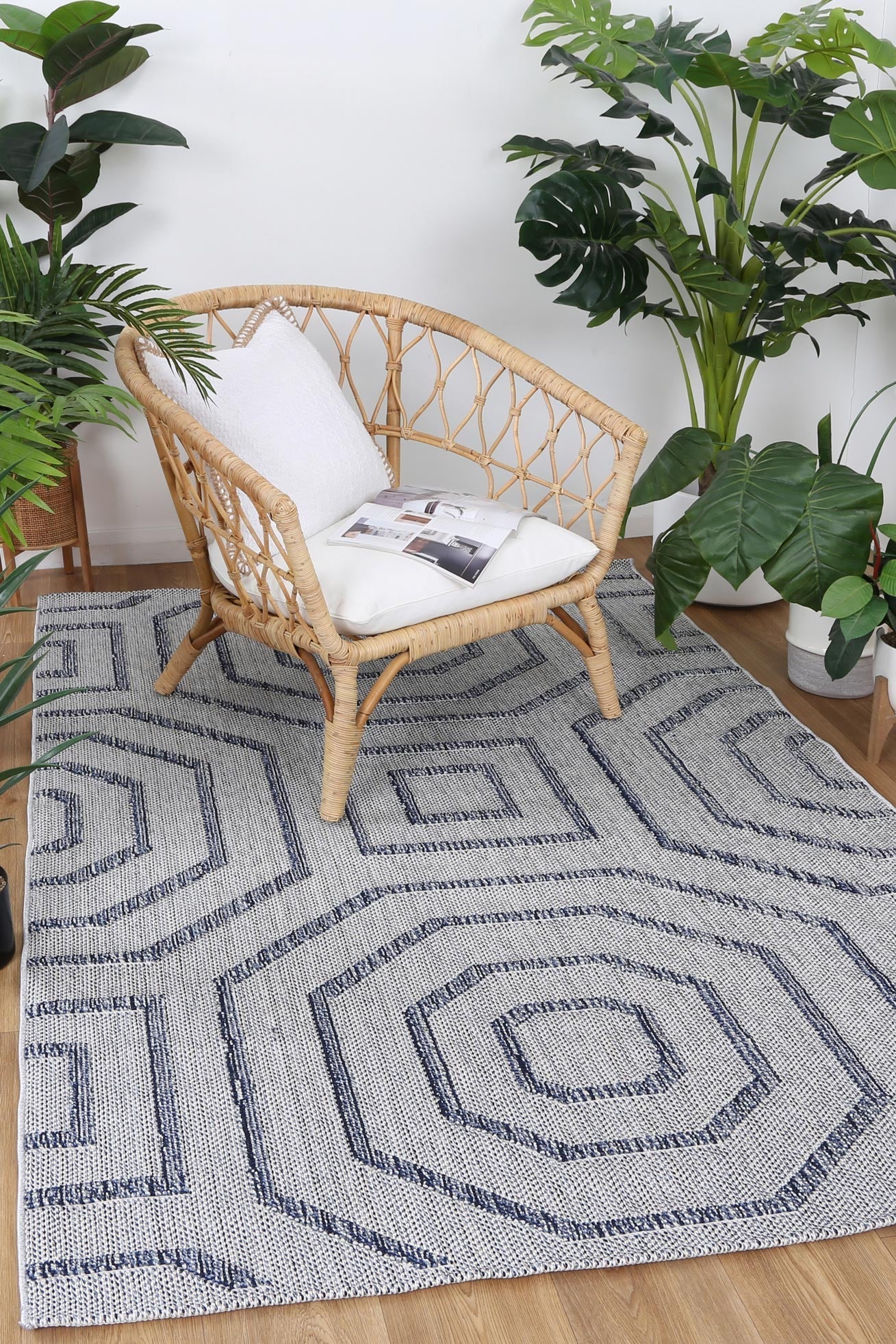 Liro Hale Charcoal Geometric Flatweave Rug - Image 2